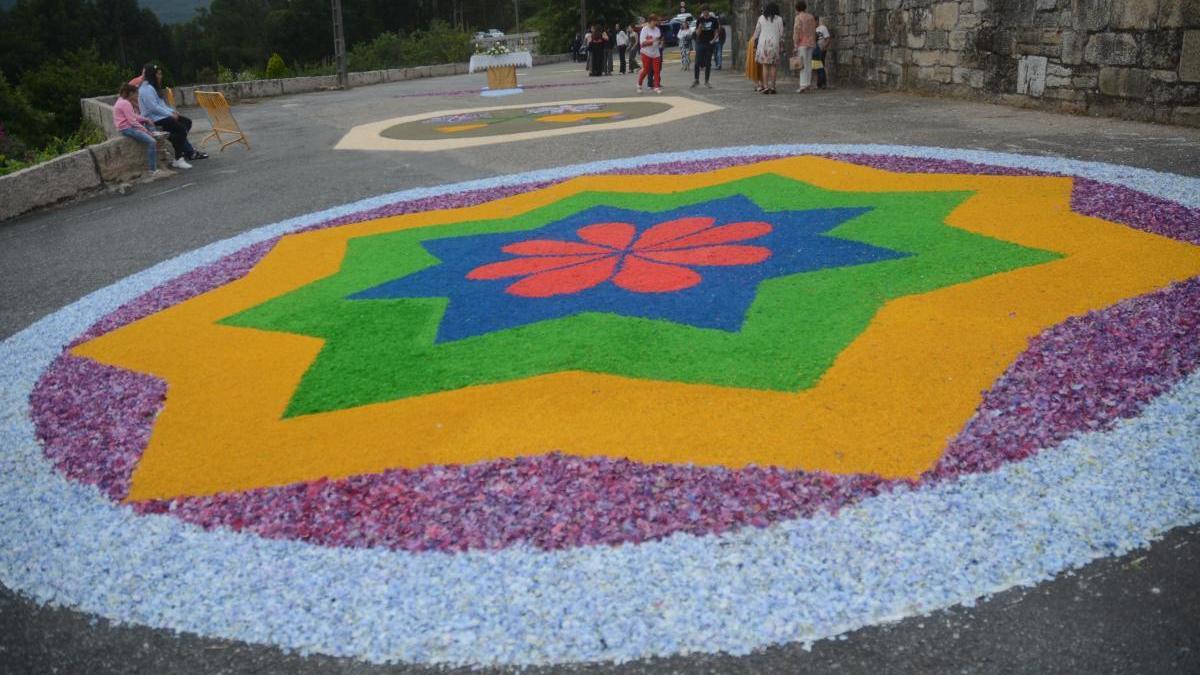 Una alfombra floral elaborada en Cerponzóns. // R. Vázquez