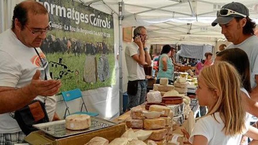 Visitants, ahir, a la Mostra de Formatges Artesans de Catalunya que acull Borredà fins aquesta tarda