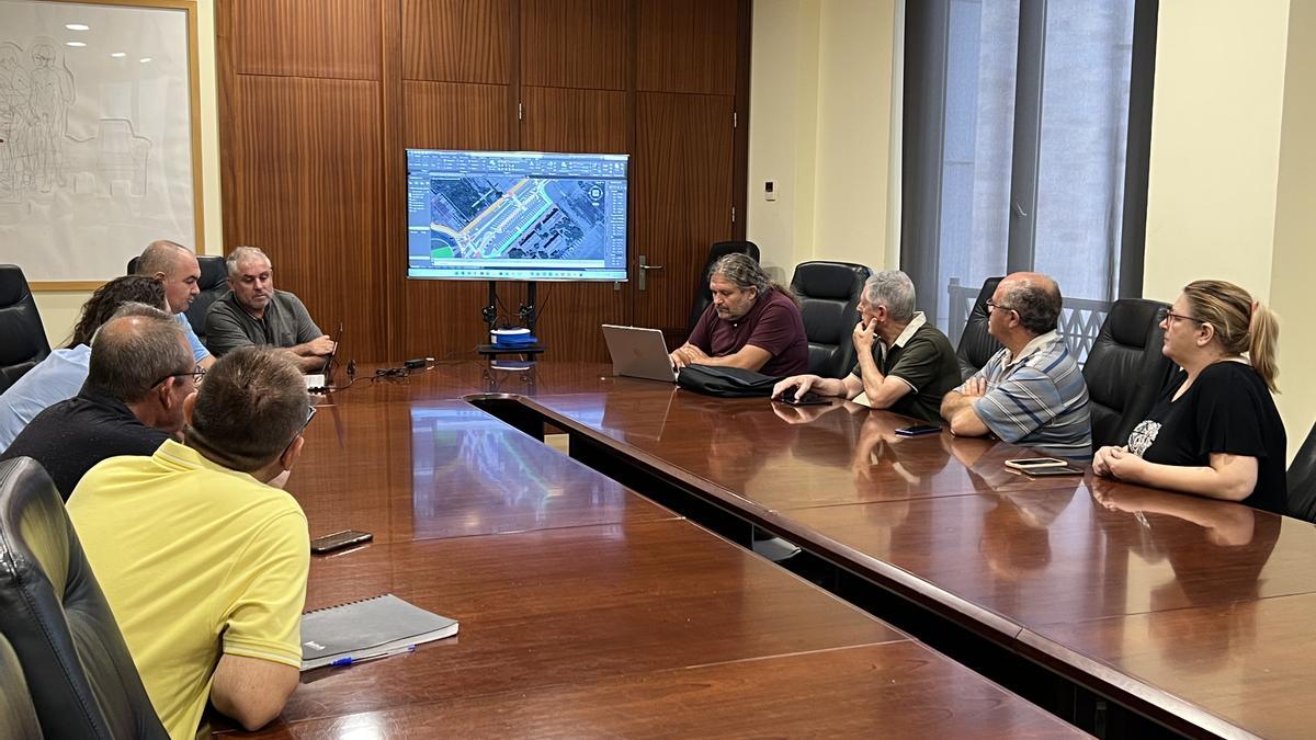 Reunión de representantes municipales y técnicos, con asociaciones vecinales para hablar del proyecto del carril bici.