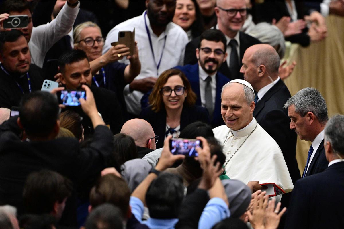 El papa León XIV se reúne con los periodistas en El Vaticano