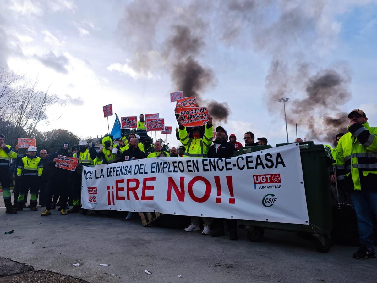 Los trabajadores durante un momento de la protesta de este martes.