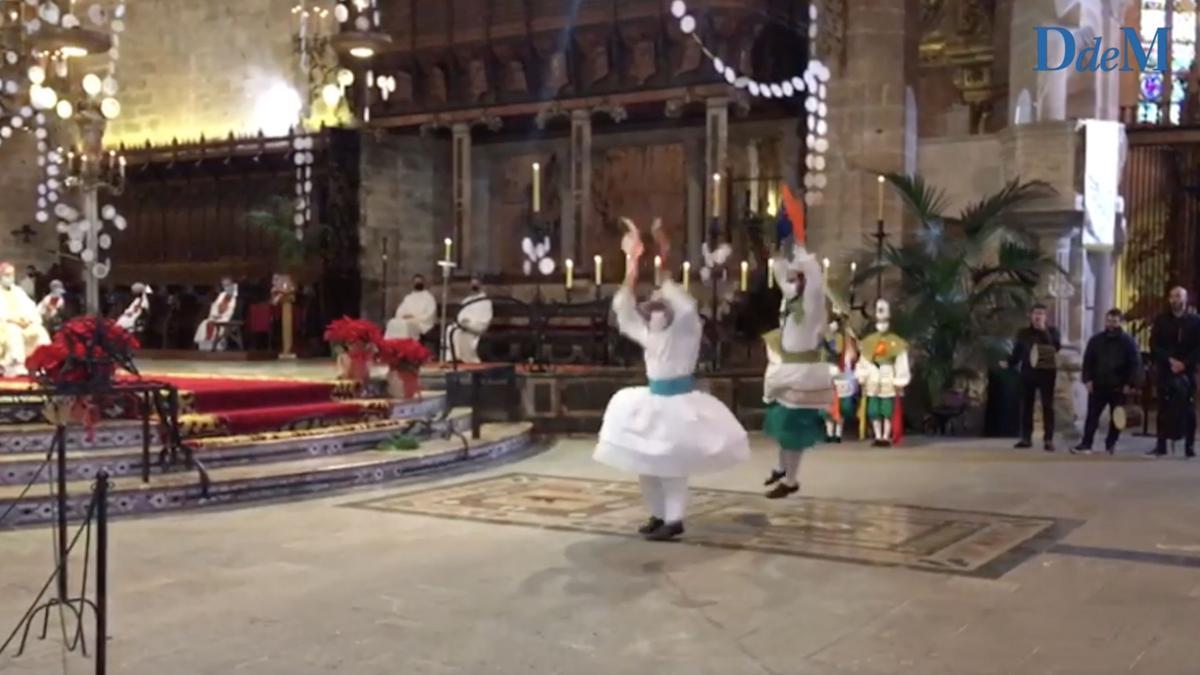 Así han bailado los cossiers de la Escola de Música i Danses de Mallorca en la Catedral