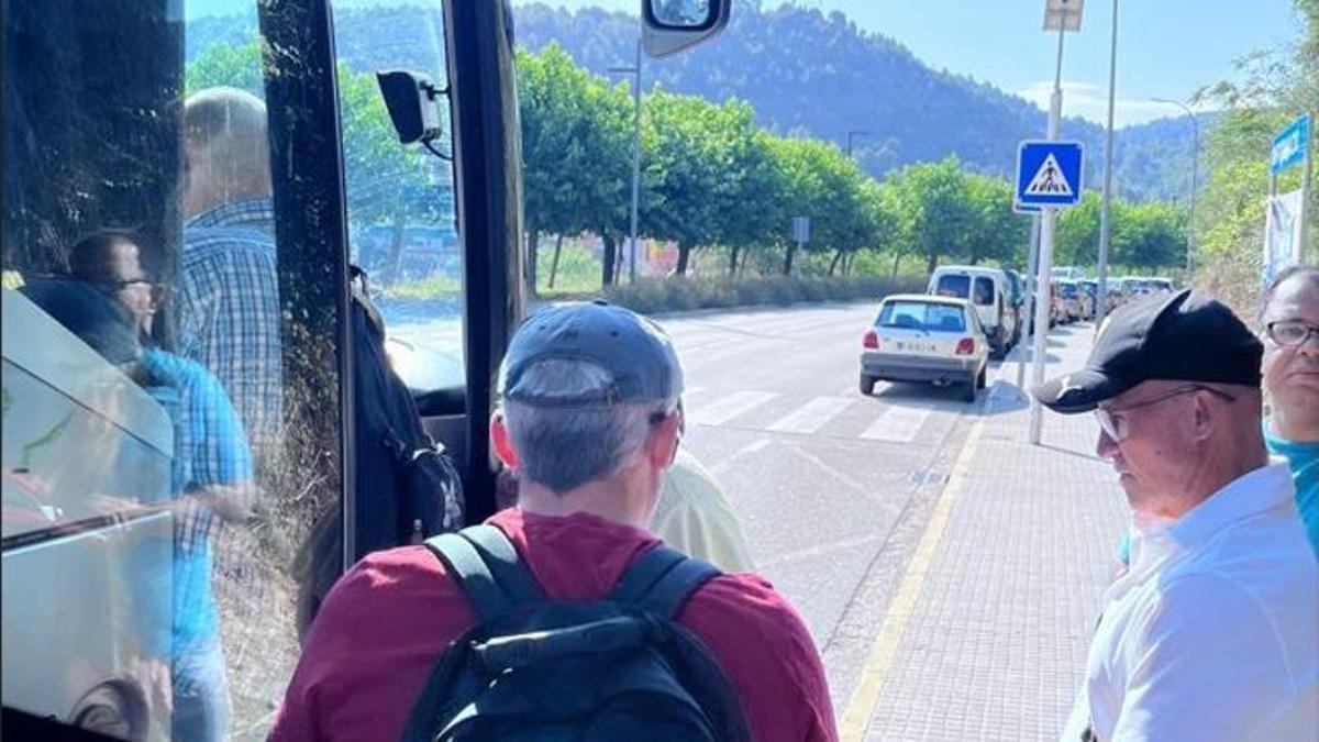 Usuaris davant el bus on s'ha fet la protesta aquest matí