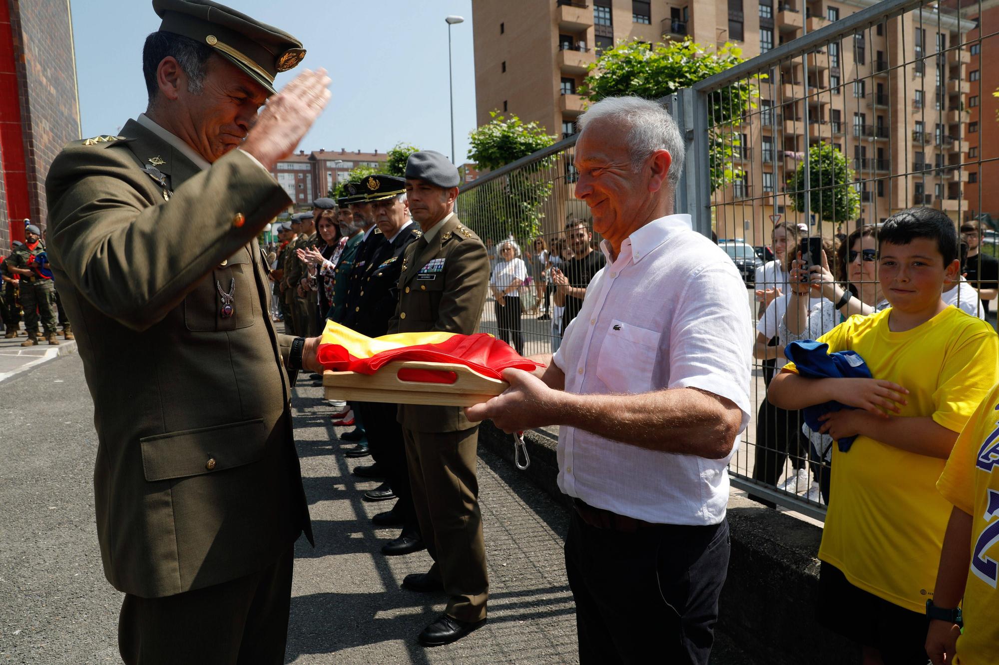 EN IMAGENES: Así fue el izado de bandera en el IES Número 5 de Avilés