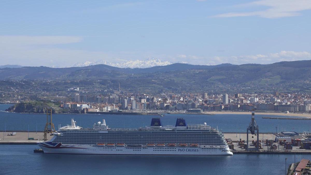 El crucero “Britannia” atracado en El Musel, en una de sus visitas a la ciudad.