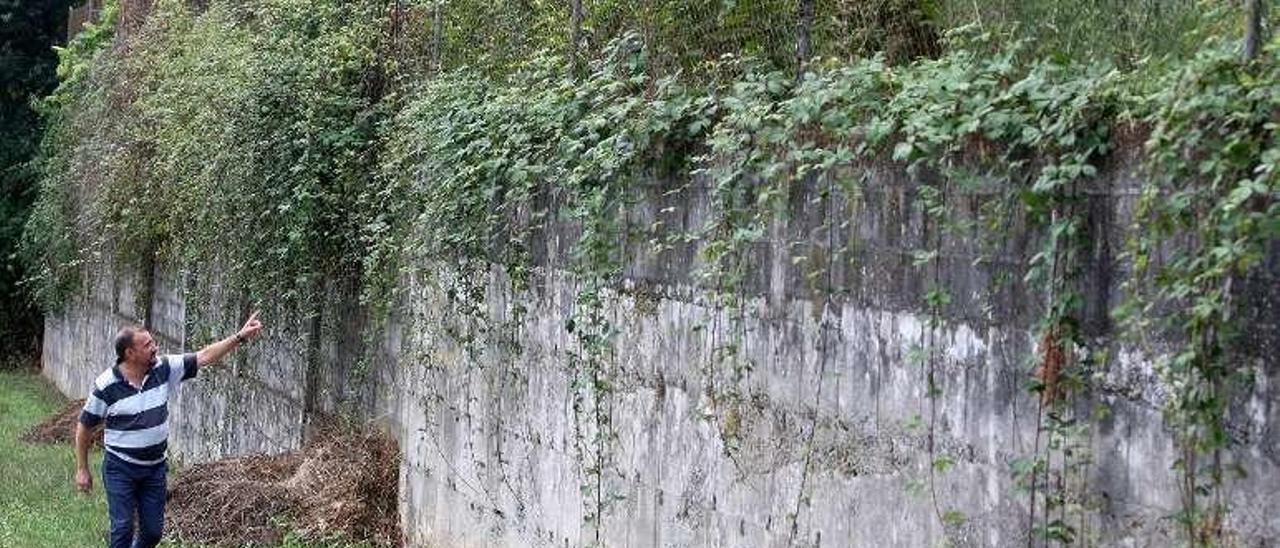 Vecinos de la Fernando Conde critican el estado de abandono del colegio Cristo Rey