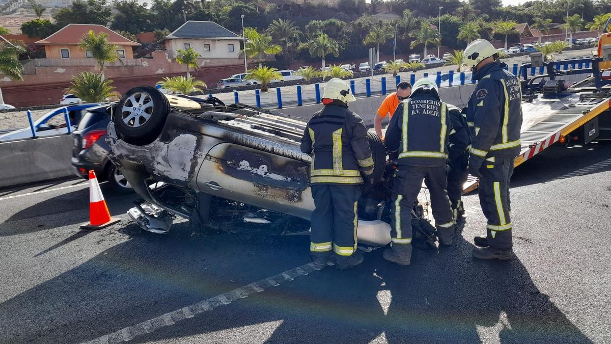 Un coche vuelca y se incendia en la autopista del Sur