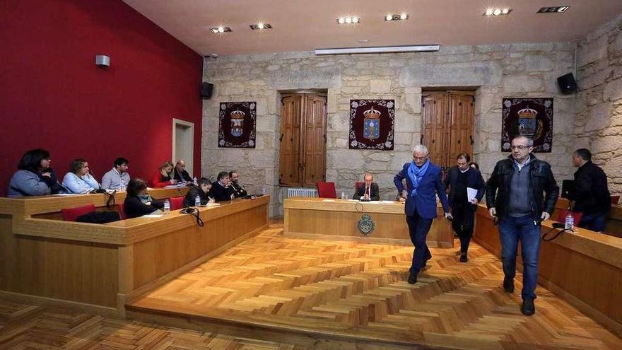 Los concejales del PP abandonan la sala antes de votar la urgencia del pleno. // A. Hernández