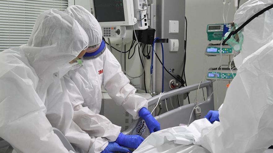 Sanitaris atenent un pacient de coronavirus. Actualment n&#039;hi ha cent ingressats a les UCI dels hospitals catalans.