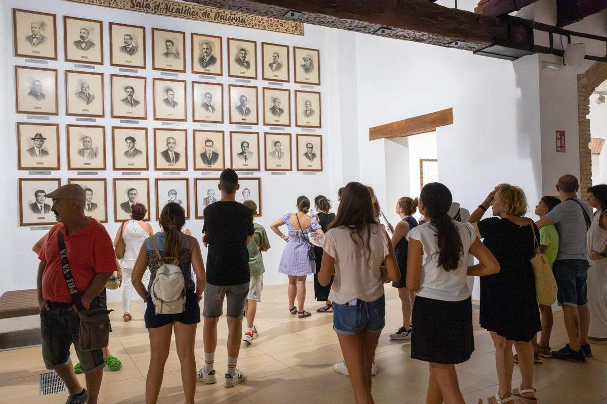 Visita al interior del Casino en la Plaza del Pueblo con las rutas turísticas 'A la lluna de Paterna' en elel verano pasado