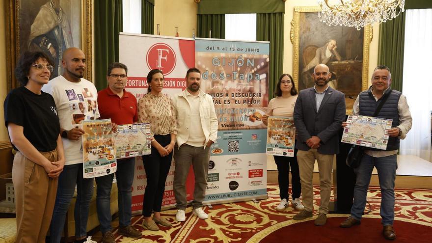 Por la izquierda, Noelia Ordieres, Isaac Menéndez, José Antonio Migoya, Marta Medio, Ángela Pumariega, Jesús Martínez Salvador y Emilio Rubio, en el salón de recepciones del Ayuntamiento de Gijón.