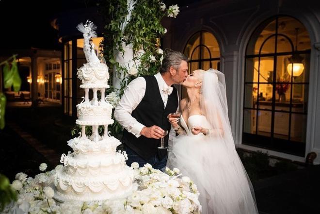 Gwen Stefani y Blake Shelton hacen el brindis de su boda y cortan la tarta