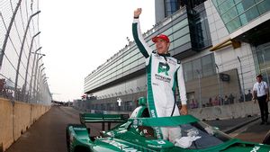 Álex Palou tras alzarse con la victoria en la carrera en Detroit 2023