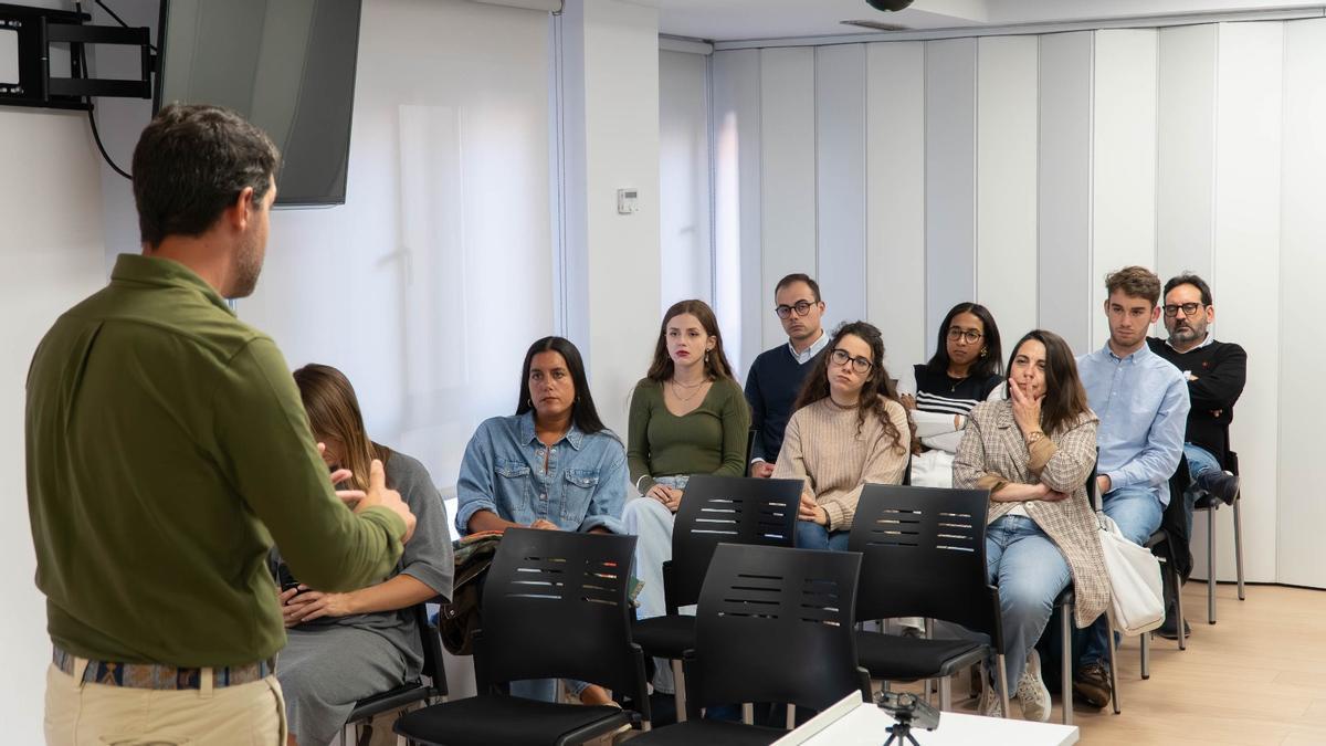 El «coach» Pablo Castillo imparte recientemente en Oviedo una charla sobre estrés a jóvenes economistas asturianos.