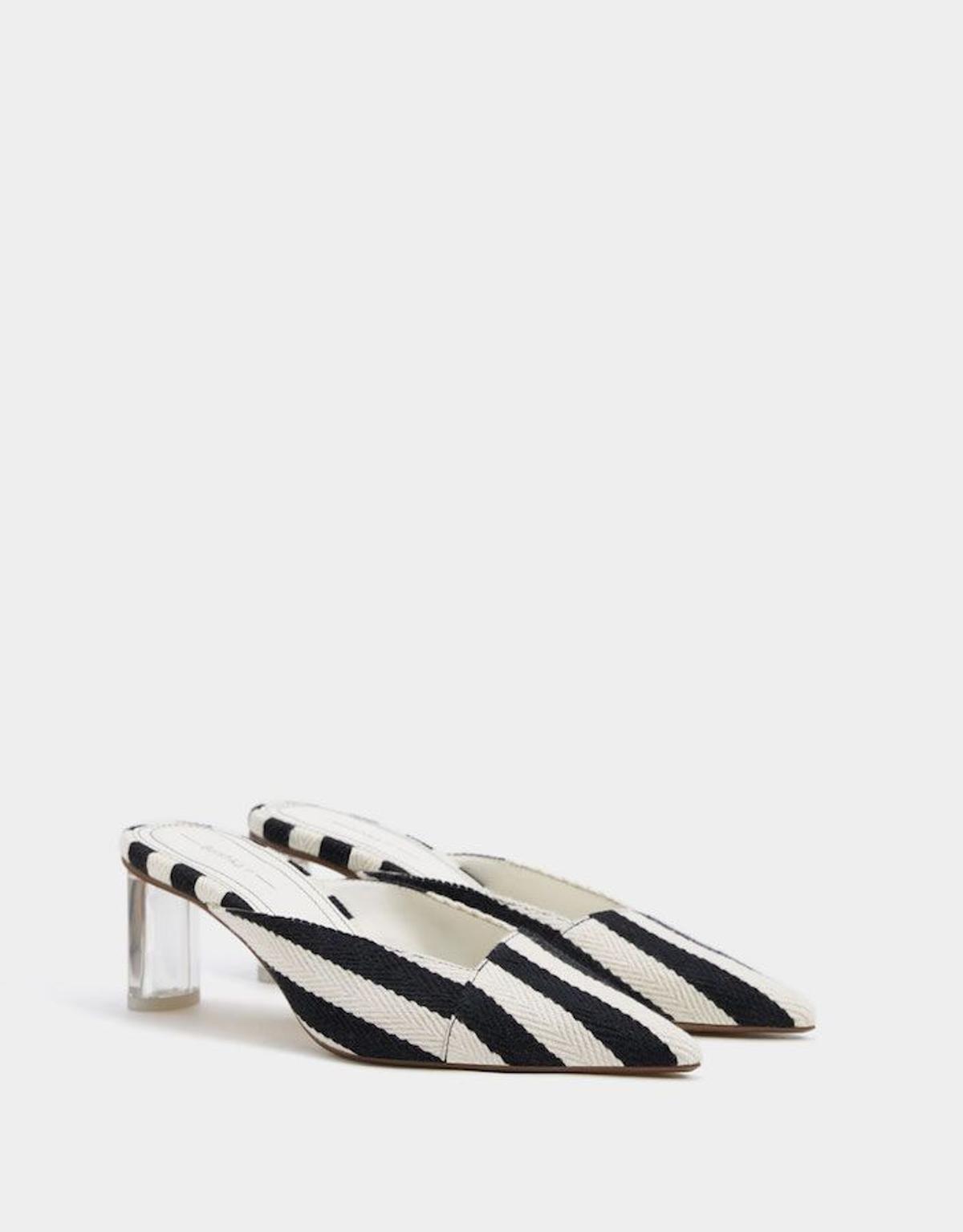 Mules de rayas blanco y negro, de Bershka