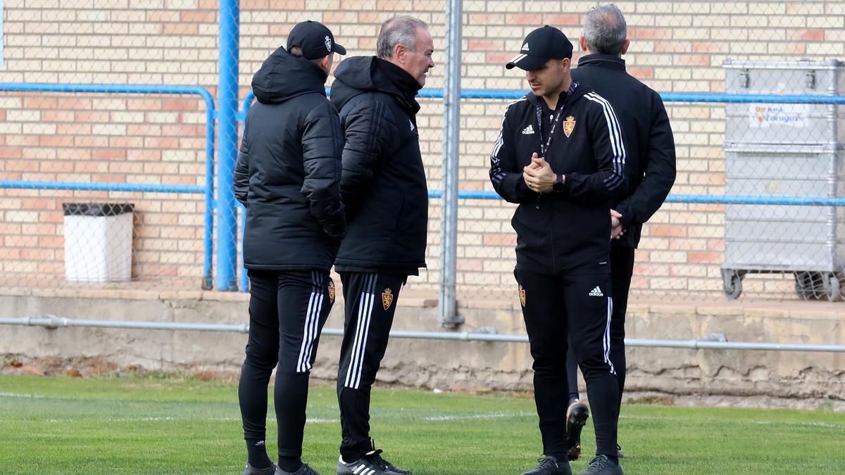 Juan Ignacio Martínez habla con Javi López, preparador físico, durante una sesión.