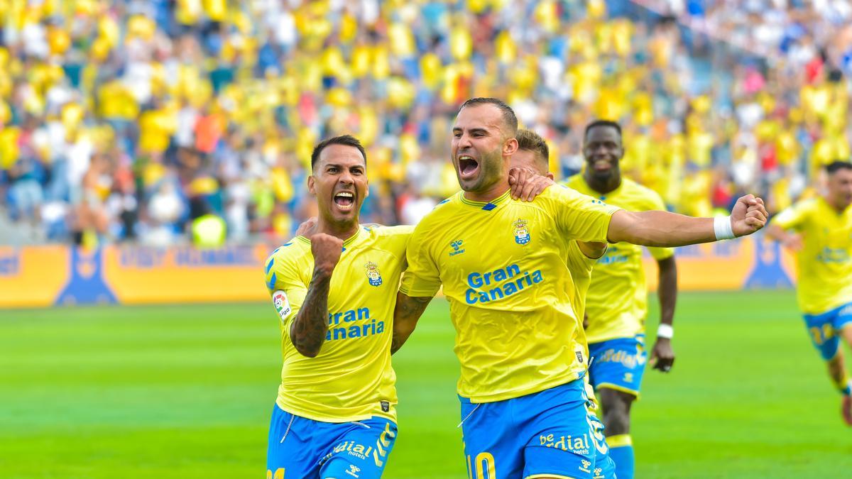 Viera y Jesé, ante el CD Tenerife, en el último derbi en octubre.