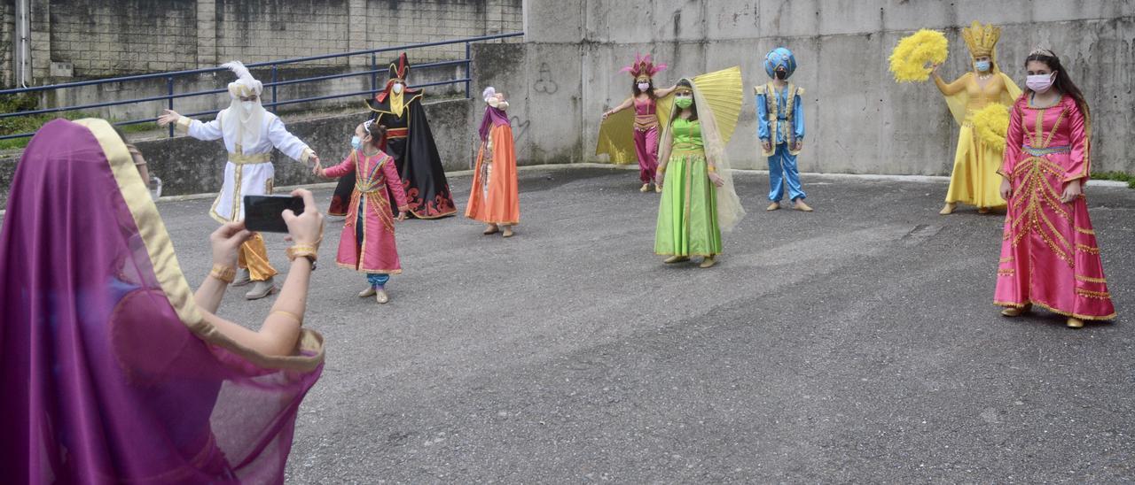 El Grupo Carnaval de Samieira grabando un vídeo.