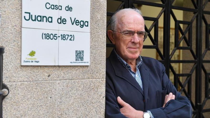 Enrique Sáez, ante una de las viviendas de Juana de Vega en la calle Real.   | // VÍCTOR ECHAVE