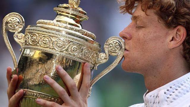 Jannik Sinner besa el trofeu després de guanyar Alexander Zverev a Londres.  | NEIL HALL / EFE