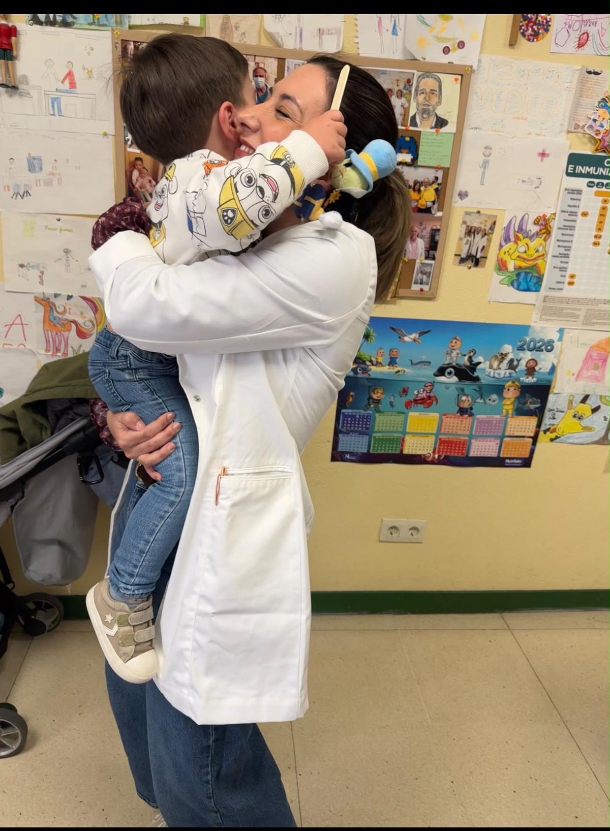 La cercanía con los pequeños pacientes es una de las señas de identidad de su manera de entender la medicina.