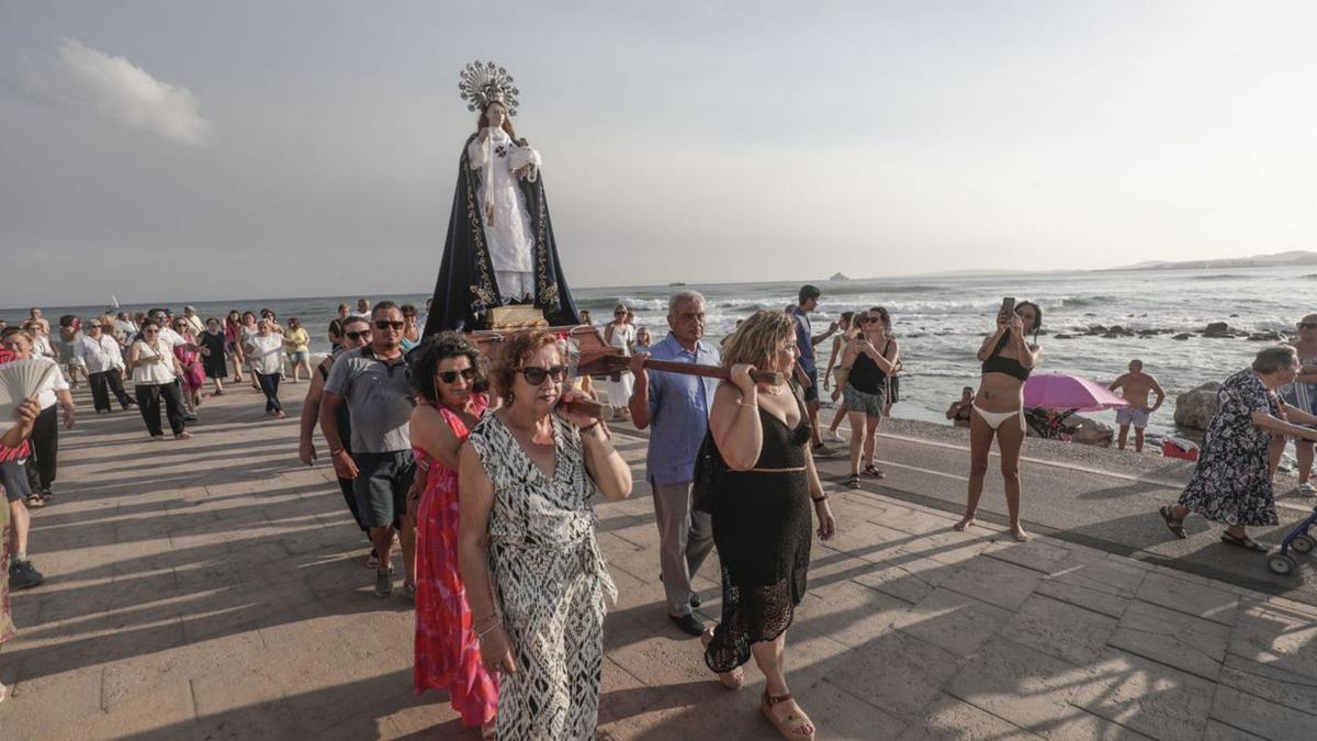 El Molinar homenajea a la Virgen del Remei con la conocida procesión marinera.