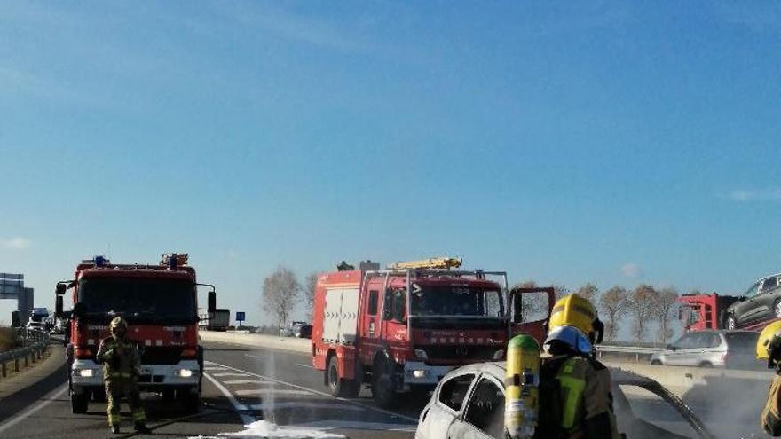 Els Bombers treballant en l&#039;extinció del foc -