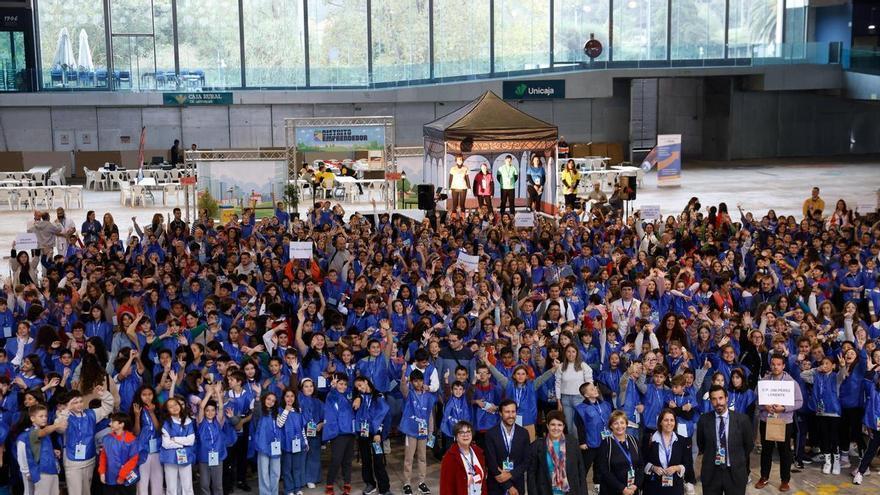 Ochocientos escolares de toda Asturias aprenden nuevos oficios en Avilés: desde colocar azulejos y pintar hasta reparar pinchazos y hacer cremas exfoliantes
