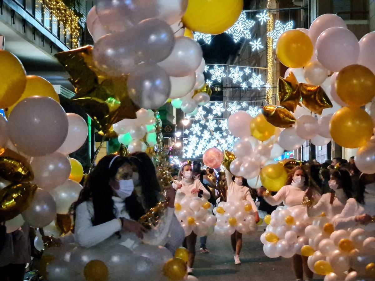 Una comitiva de 600 personas ha acompañado a los Reyes Magos a su llegada a Elda.