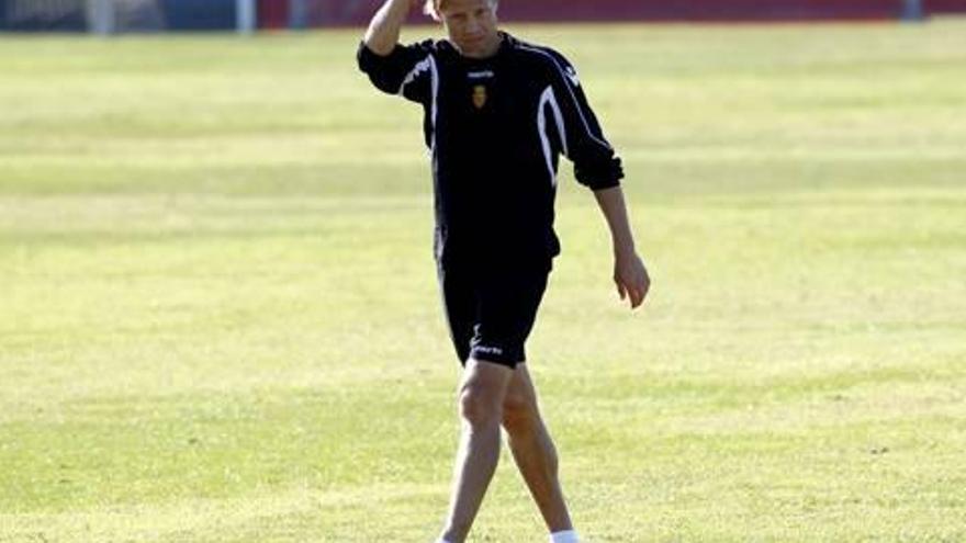 karpin observa el entrenamiento de ayer.