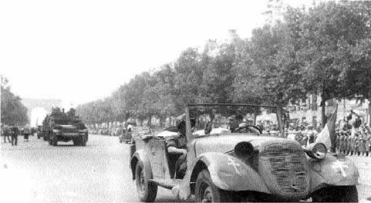 Amado Granell conduciendo un Tatra 57 requisado a los alemanes en Ecouché (Normandía), en el desfile de la victoria en 26 de agosto de 1944 en París.
