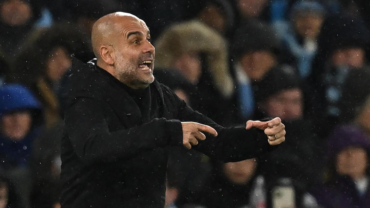 Guardiola da instrucciones a sus jugadores durante el City-Bayern en Manchester. Guardiola da instrucciones a sus jugadores durante el City-Bayern en Manchester.