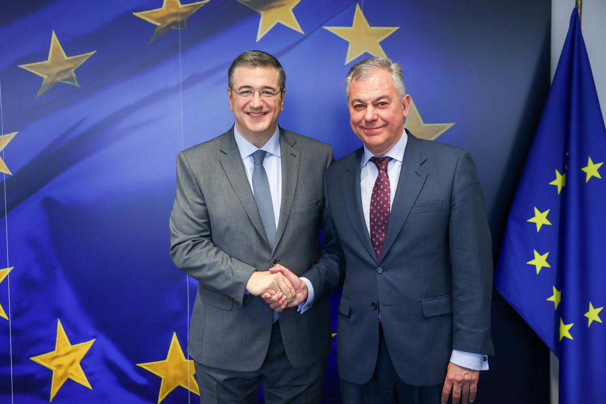 José Luis Sanz junto al comisario europeo de Transportes Apostolos Tzitzikostas