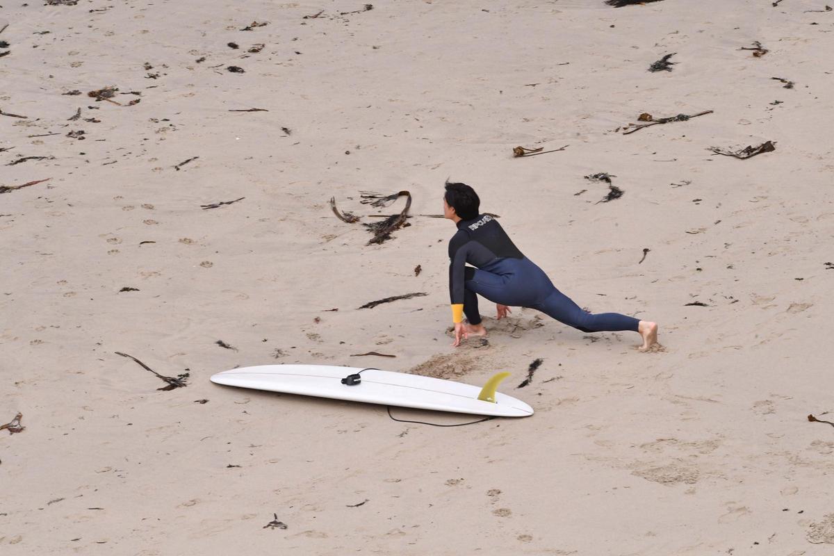 El oleaje en el Orzán anima a los surfistas de A Coruña a subirse a las tablas El oleaje en el Orzán anima a los surfistas de A Coruña a subirse a las tablas