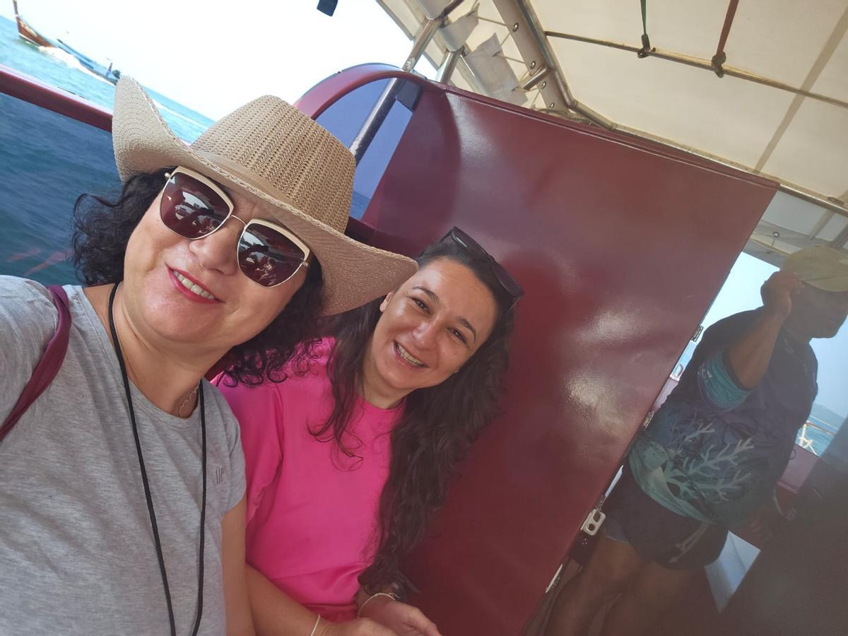 María del Mar posa con Patricia, la organizadora del viaje mochilero por Tailandia.