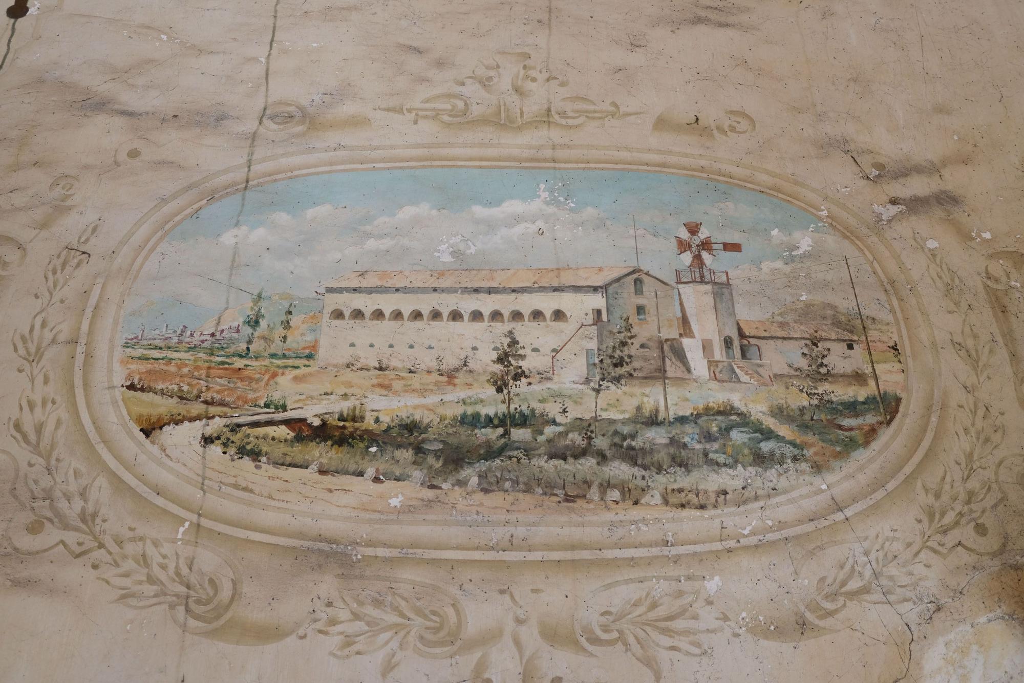 Sus paredes están decoradas con frescos de los edificios más representativos de la villa. Así se puede saber como era la desaparecida estación de ferrocarril.