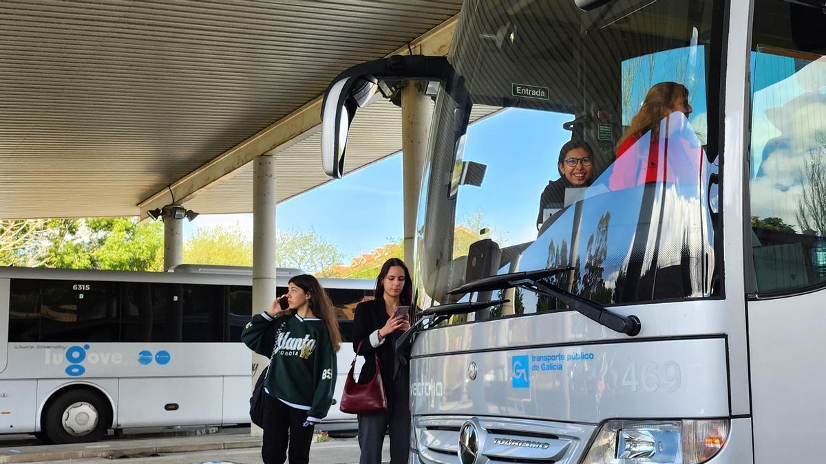 Pasajeras toman el autobús de Lugove en la estación de Gondomar.
