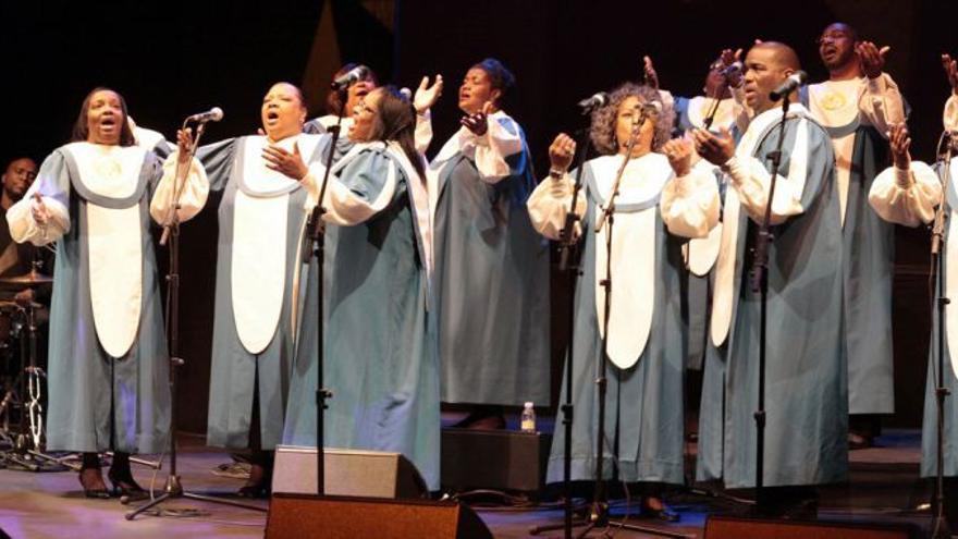 Der Black Heritage Choir singt mit Herzlichkeit, Menschlichkeit und Freude – und beschwört in Palma den Zauber eines bahnbrechenden Albums der „Queen of Soul“ herauf.  | FOTO: PACO MANZANO