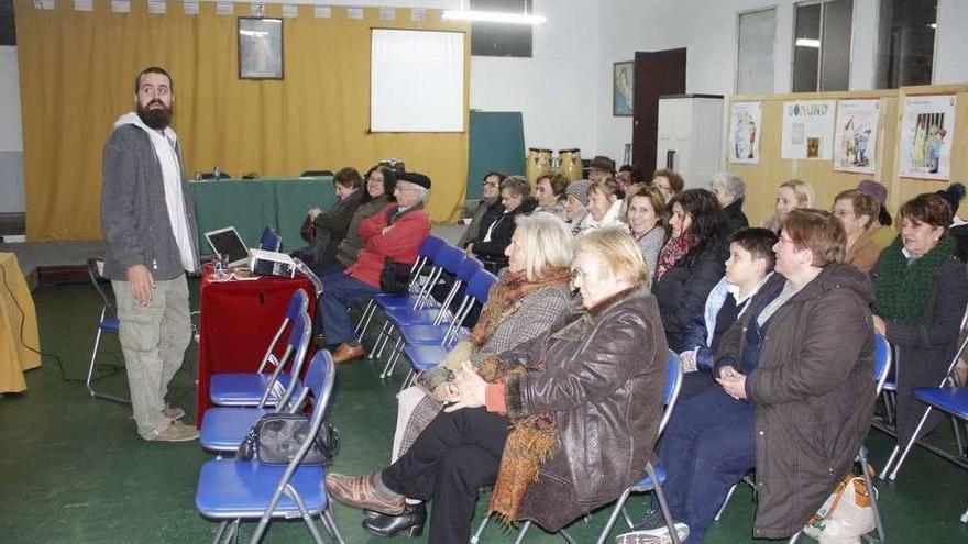 El periodista Jaume Vives, ayer, durante la charla en Cangas. // Santos Álvarez