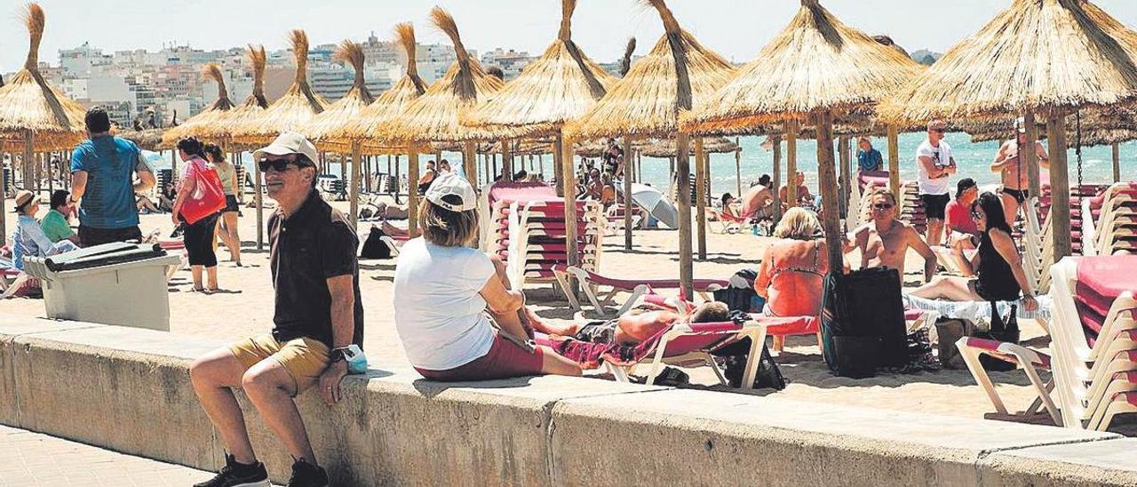 Algunos turistas, a principios de mes, en la zona de Platja de Palma.