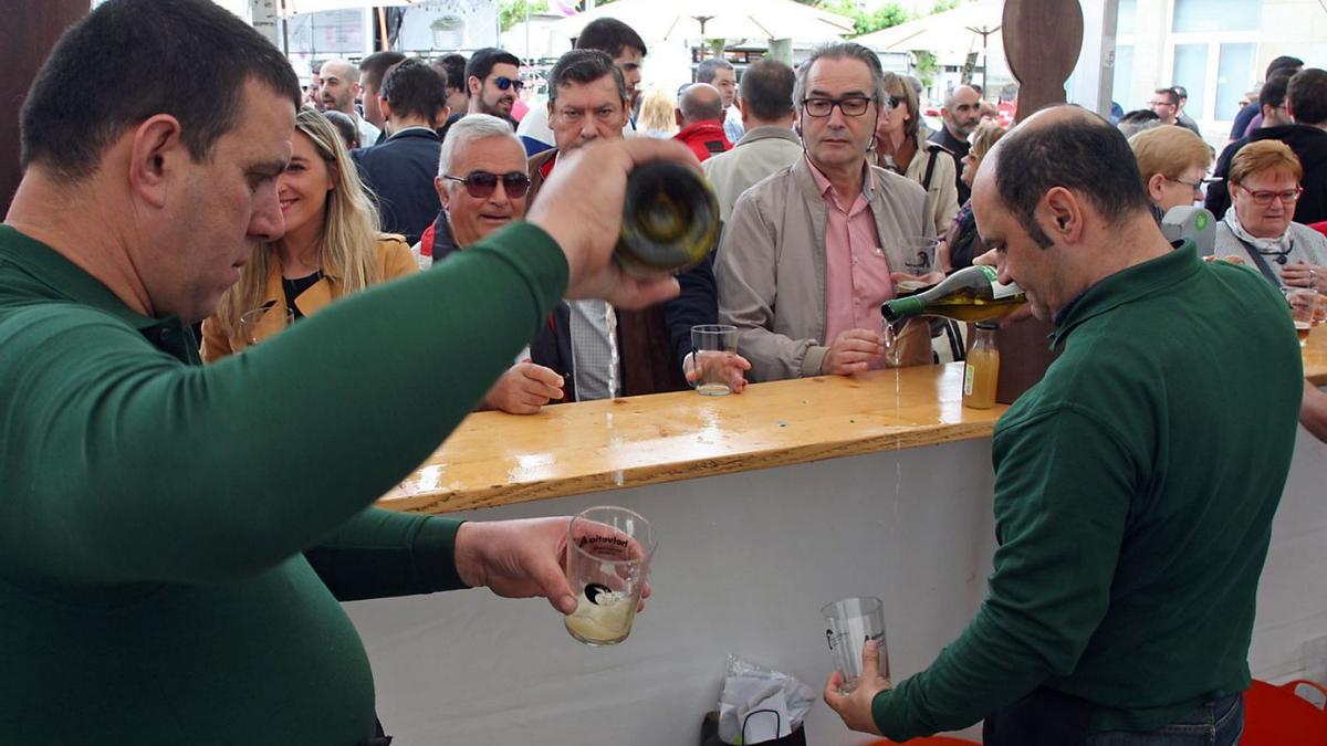 A Estrada escanciará 3.000 litros de sidra en una feria que desafiará a los  elementos - Faro de Vigo