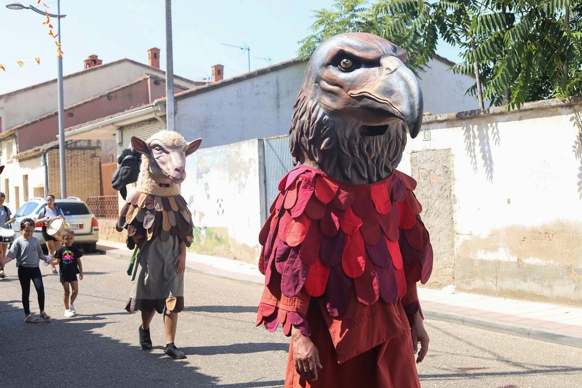 GALERÍA | Pasacalles de gigantes y cabezudos en Vilaralbo