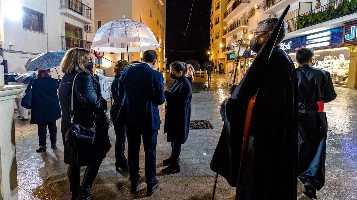 Algunos cofrades, a las puertas de la Iglesia de San Jaime y Santa Anta, tras comunicarse la suspensión de la procesión.