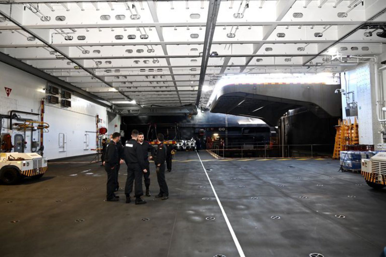 Uno de los hangares del barco más grande de la Armada española