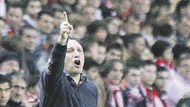 Eusebio Sacristán da instrucciones en El Molinón.