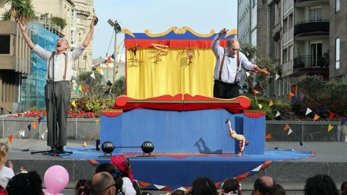 La compañía redondelana Tanxarina representa su obra «Titiricircus».