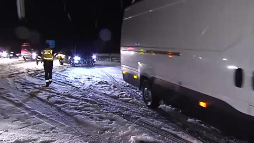 Camiones y vehículos se quedan atrapados por la nieve en numerosos puntos del país