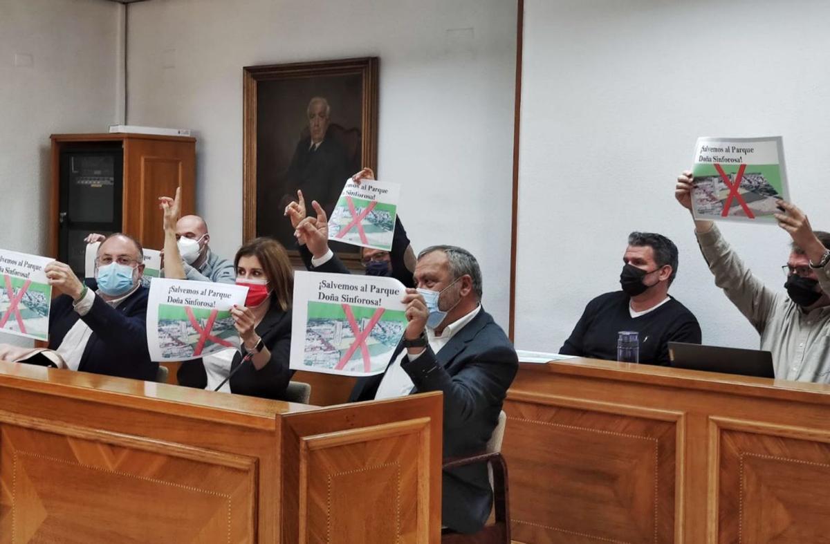 PSOE, Los Verdes y Sueña muestran carteles contra la aprobación de las torres Baraka. | INFORMACIÓN