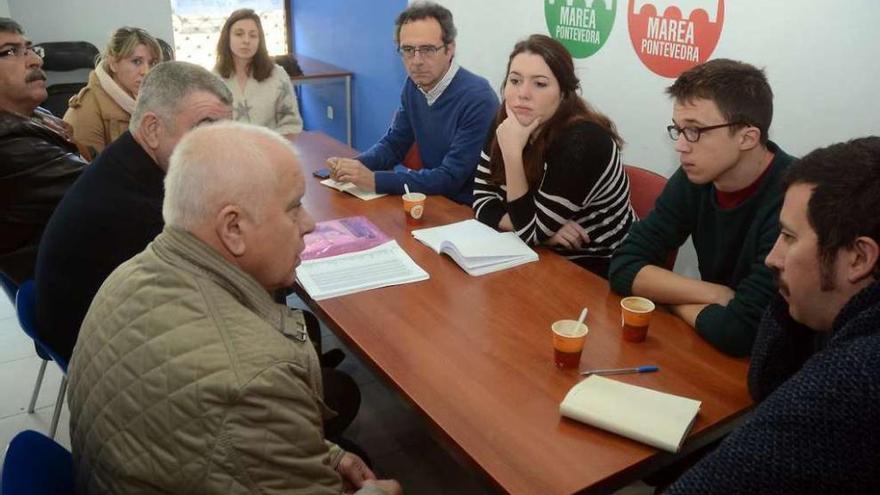 Reunión del número dos de Podemos con representantes del sector del cerco. // Rafa Vázquez