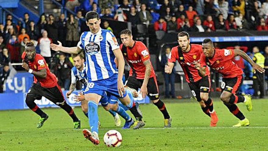 Carlos Fernández marca el penalti que le dio la victoria al Deportivo frente al Mallorca en Riazor.